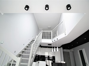 Dwupoziomowe na Długiej - Średni biały szary hol / przedpokój, styl nowoczesny - zdjęcie od OPEN HOUSE INVEST