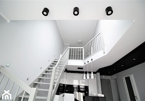Dwupoziomowe na Długiej - Średni biały szary hol / przedpokój, styl nowoczesny - zdjęcie od OPEN HOUSE INVEST