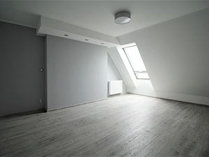 Dwupoziomowe na Długiej - Średnia biała szara sypialnia na poddaszu, styl tradycyjny - zdjęcie od OPEN HOUSE INVEST