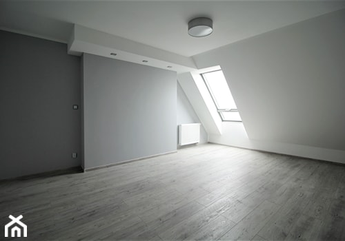 Dwupoziomowe na Długiej - Średnia biała szara sypialnia na poddaszu, styl tradycyjny - zdjęcie od OPEN HOUSE INVEST