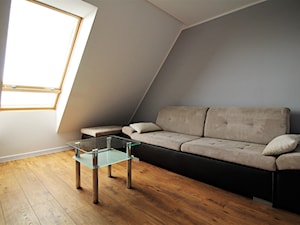 Długa Apartament - Średnia biała szara sypialnia na poddaszu - zdjęcie od OPEN HOUSE INVEST
