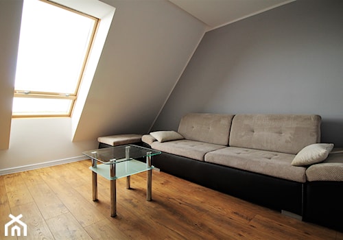 Długa Apartament - Średnia biała szara sypialnia na poddaszu - zdjęcie od OPEN HOUSE INVEST