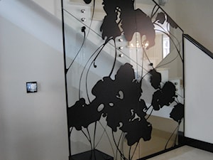 Balustrada szklana dekoracyjna z abstrakcyjnym wzorem graficznym - zdjęcie od BELUGLASS