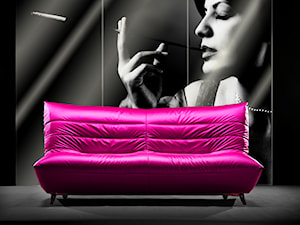 Salon: różowa kanapa i panel szklany z laminografiką