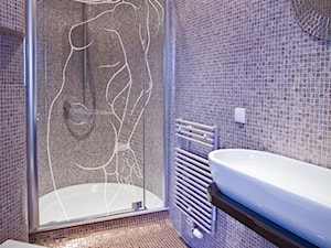 Ścianka i drzwi prysznicowe z dekoracyjnym piaskowaniem - zdjęcie od BELUGLASS
