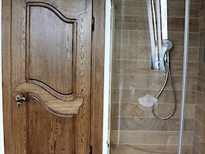 ŁAZIENKA W DREWNIE I KAMIENIU - Mała bez okna łazienka, styl tradycyjny - zdjęcie od Arte-INTERNI pracownia projektowa