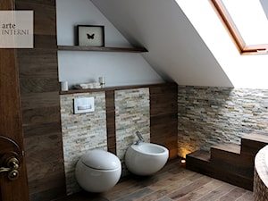 ŁAZIENKA W DREWNIE I KAMIENIU - Mała na poddaszu łazienka z oknem, styl tradycyjny - zdjęcie od Arte-INTERNI pracownia projektowa