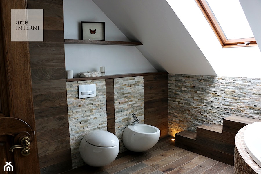 ŁAZIENKA W DREWNIE I KAMIENIU - Mała na poddaszu łazienka z oknem, styl tradycyjny - zdjęcie od Arte-INTERNI pracownia projektowa