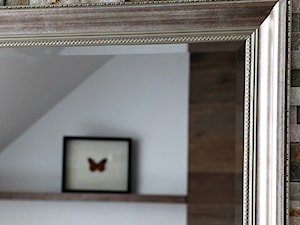 ŁAZIENKA W DREWNIE I KAMIENIU - Mała na poddaszu bez okna z lustrem łazienka, styl tradycyjny - zdjęcie od Arte-INTERNI pracownia projektowa