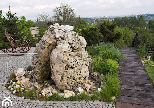 kamień w ogrodzie - Średni z nawierzchnią pokrytą kostką brukową ogród z oczkiem wodnym za domem - zdjęcie od digstudio