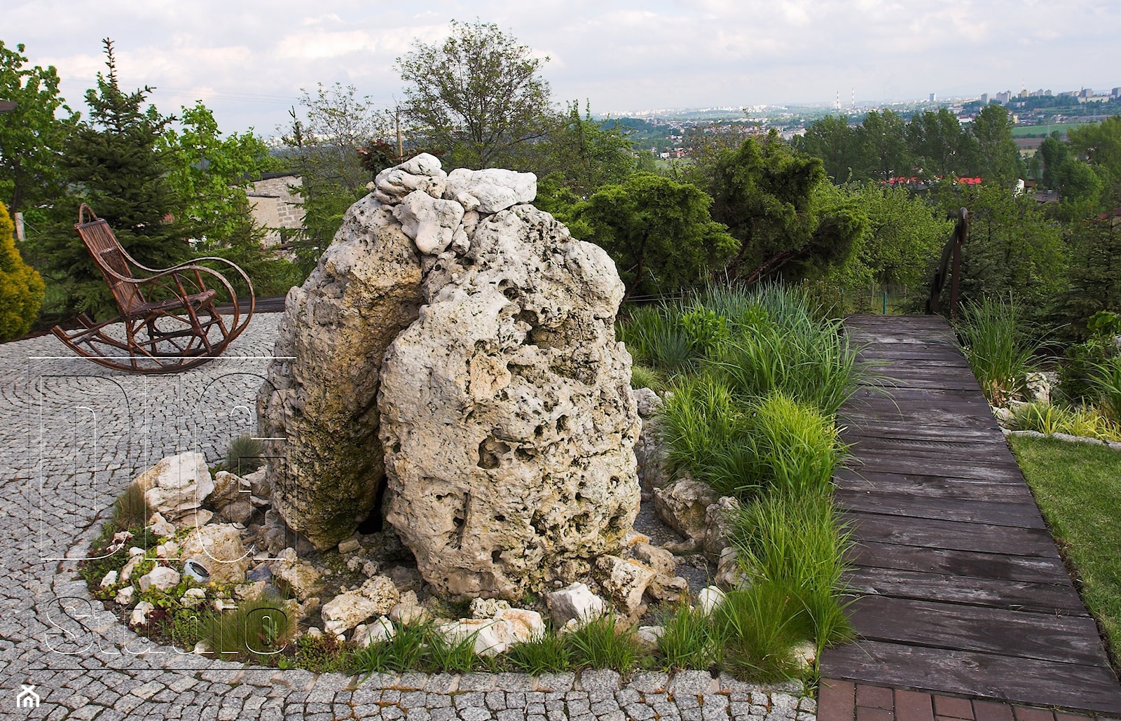 kamień w ogrodzie - Średni z nawierzchnią pokrytą kostką brukową ogród z oczkiem wodnym za domem - zdjęcie od digstudio - Homebook