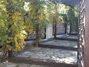 kamień w ogrodzie - Z kamienną nawierzchnią ogród z pergolą - zdjęcie od digstudio