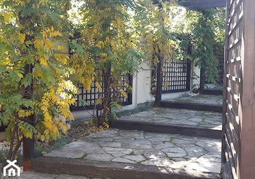 kamień w ogrodzie - Z kamienną nawierzchnią ogród z pergolą - zdjęcie od digstudio