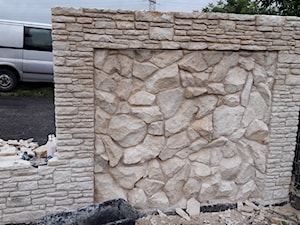 mur kamienny, słupek - zdjęcie od digstudio