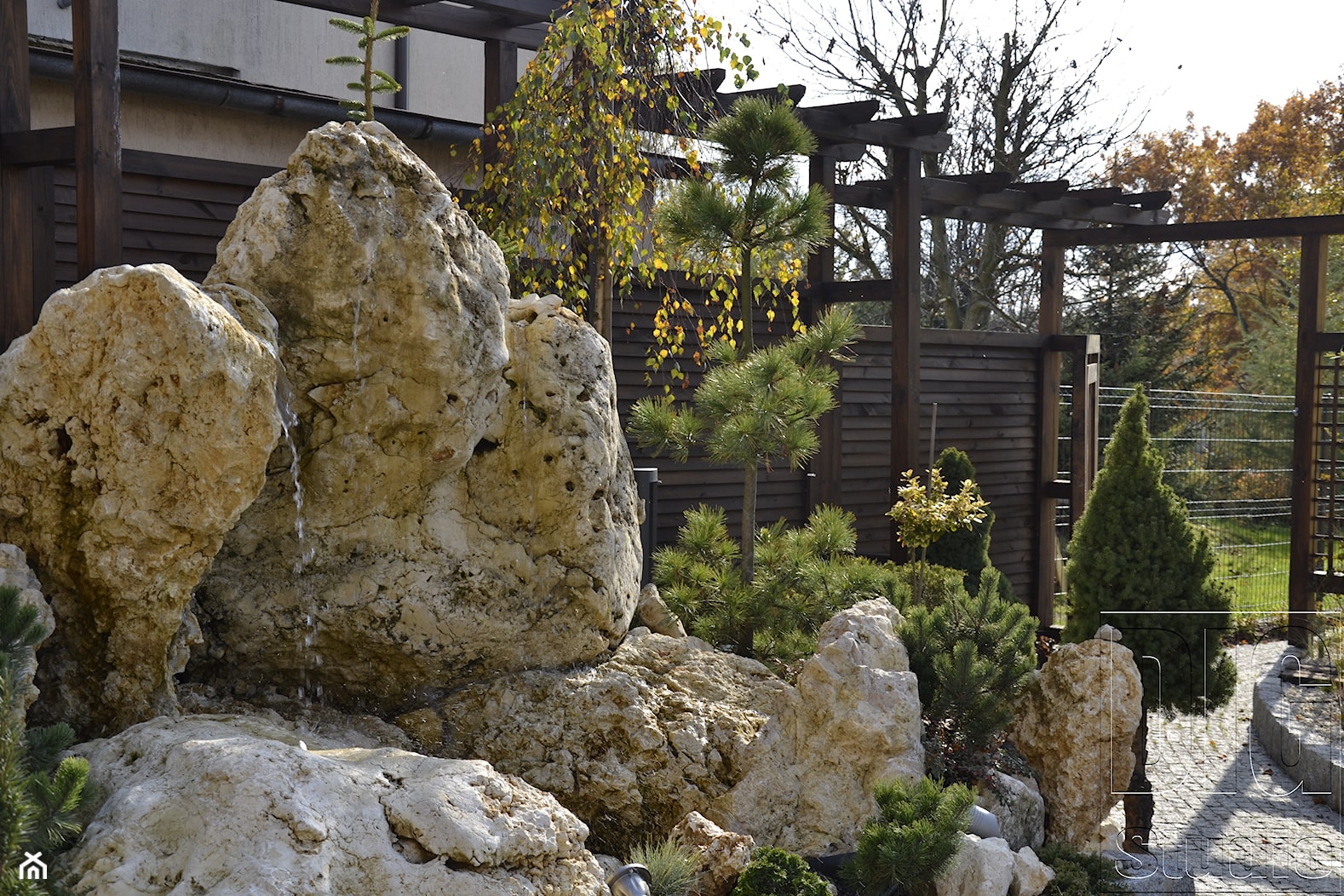 kamień w ogrodzie - Średni ogród z pergolą - zdjęcie od digstudio - Homebook