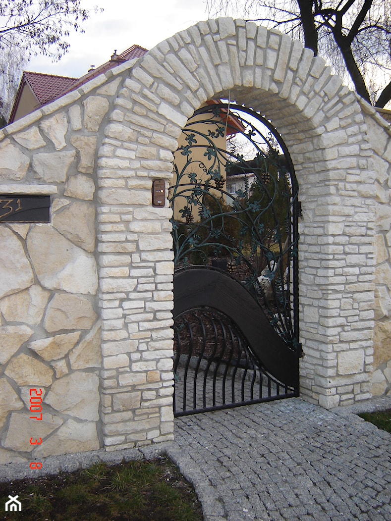 bramka wejściowa, ogrodzenie, mur kamienny - zdjęcie od digstudio - Homebook