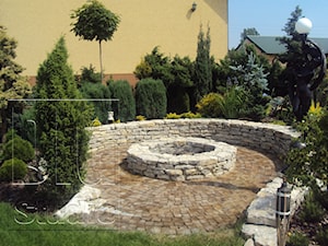 kamień w ogrodzie - Ogród - zdjęcie od digstudio