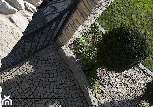 kamień w ogrodzie - Z nawierzchnią pokrytą kostką brukową ogród - zdjęcie od digstudio