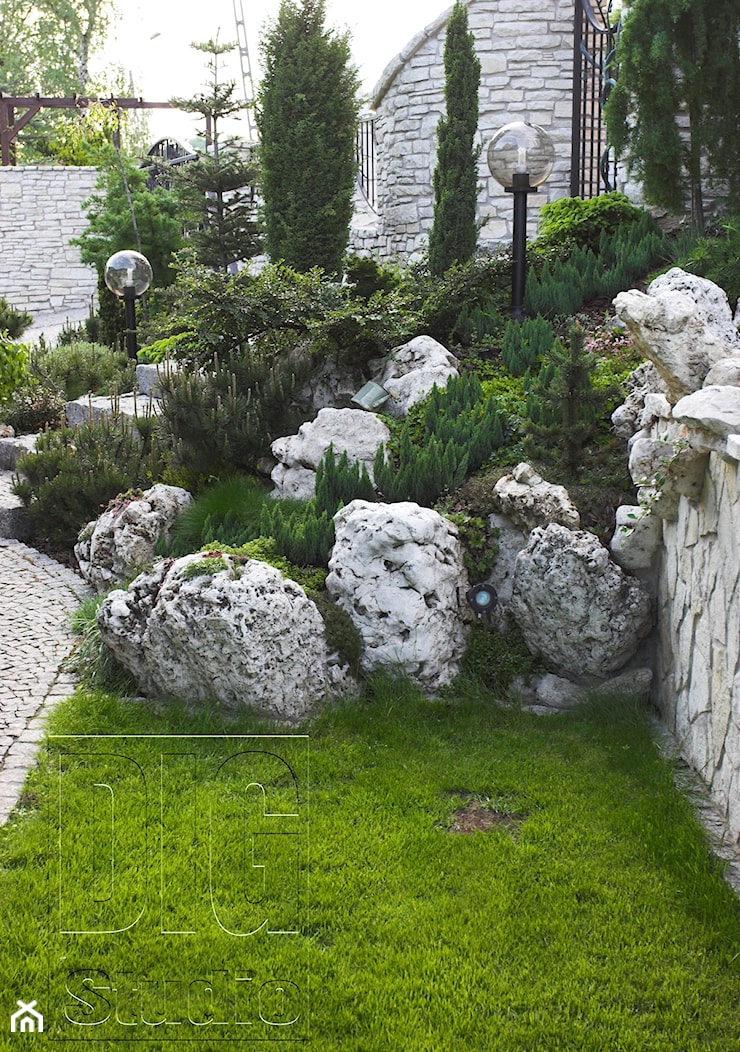 kamień w ogrodzie - Średni ogród za domem - zdjęcie od digstudio - Homebook