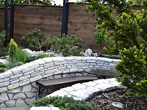 kamień w ogrodzie - Średni ogród za domem - zdjęcie od digstudio