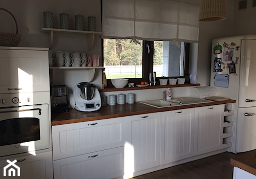 kuchnia i jadalnia - Średnia z salonem biała z zabudowaną lodówką z lodówką wolnostojącą z nablatowym zlewozmywakiem kuchnia jednorzędowa z oknem, styl prowansalski - zdjęcie od Paula.dom