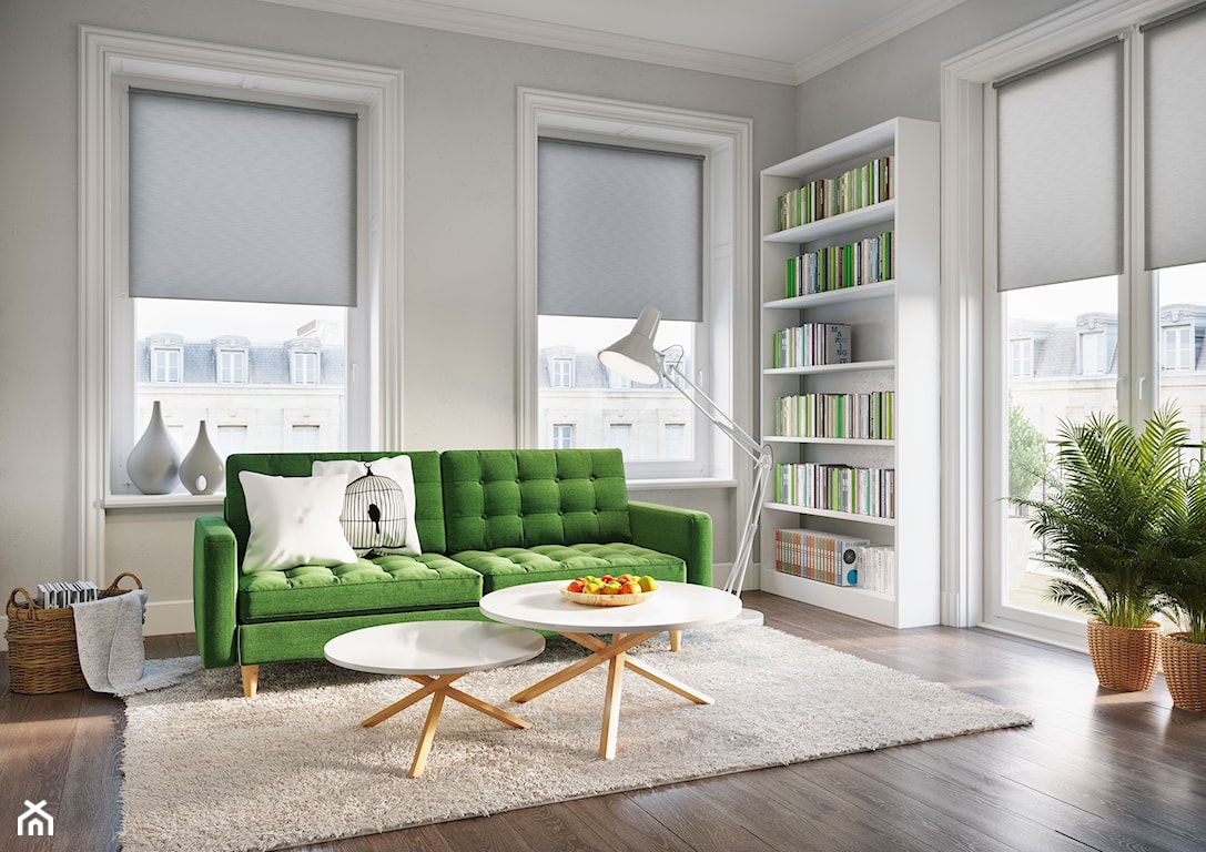 zielona sofa pikowana, szare rolety wewnętrzne, drewniana podłoga