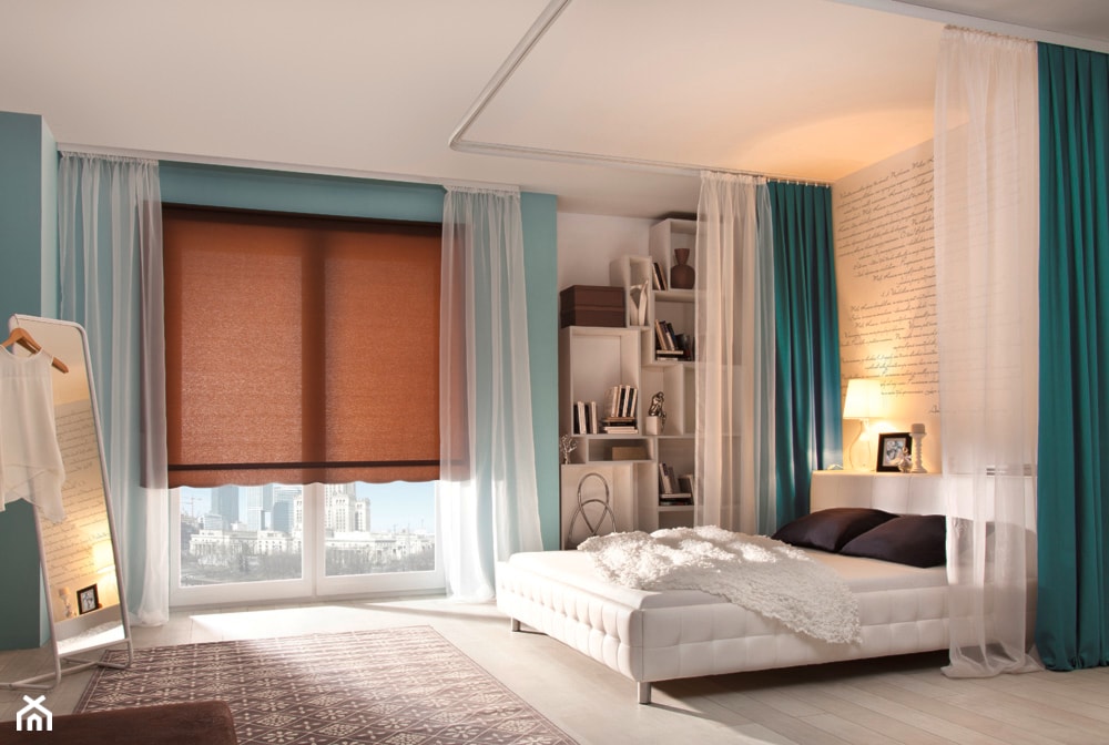 eklektyczna sypialnia, turkusowa ściana, łóżko z baldachimem, szyny sufitowe