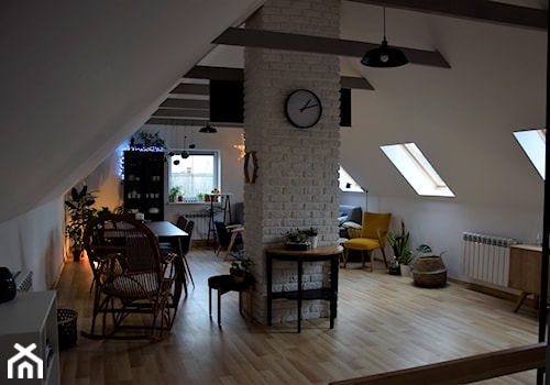 Loft na wiejskim poddaszu. - Średni biały salon z jadalnią - zdjęcie od Dorota Opolska