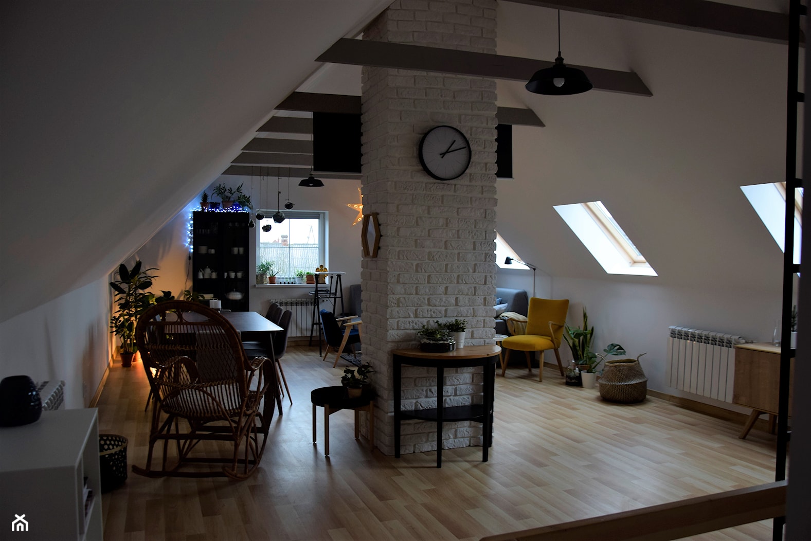 Loft na wiejskim poddaszu. - Średni biały salon z jadalnią - zdjęcie od Dorota Opolska - Homebook