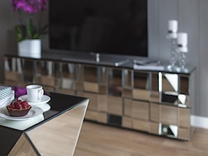 Lustrzana szafka RTV i lustrzany stolik - zdjęcie od makdekor