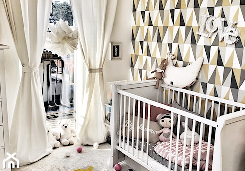 POKÓJ DZIECIĘCY ZE WZORZYSTĄ TAPETĄ - Mały szary pokój dziecka dla niemowlaka dla chłopca dla dziewczynki, styl nowoczesny - zdjęcie od KAROLINA MEARS Stylizacje wnętrz