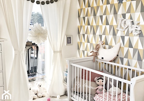 POKÓJ DZIECIĘCY ZE WZORZYSTĄ TAPETĄ - Mały biały szary pokój dziecka dla niemowlaka dla chłopca dla dziewczynki, styl glamour - zdjęcie od KAROLINA MEARS Stylizacje wnętrz