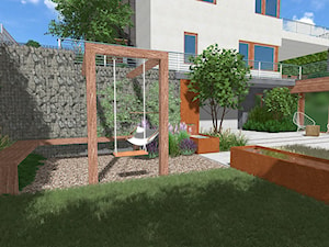 Ogród na dwóch poziomach - Średni ogród w stylu skandynawskim przed domem z huśtawką - zdjęcie od Rock&Flower studio