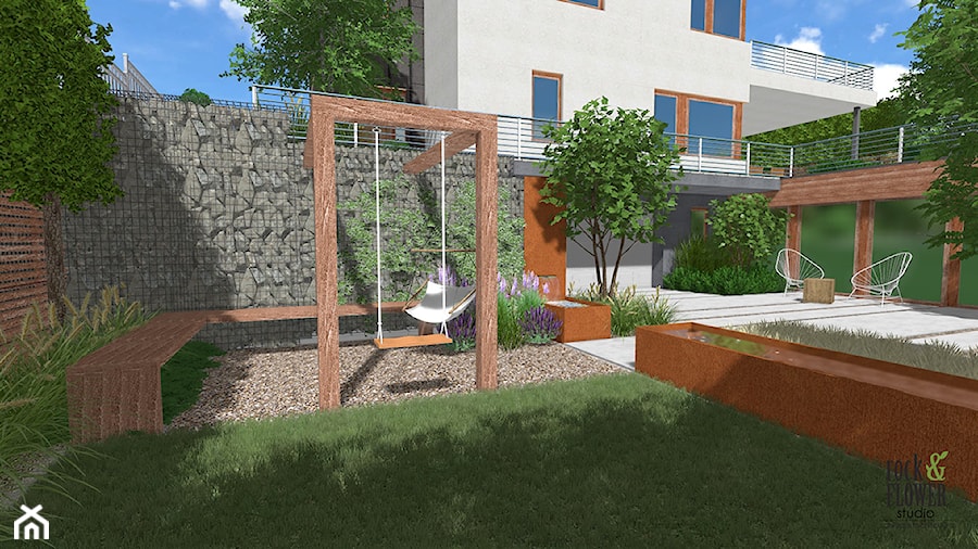 Ogród na dwóch poziomach - Średni ogród w stylu skandynawskim przed domem z huśtawką - zdjęcie od Rock&Flower studio