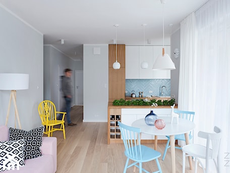 Aranżacje wnętrz - Salon: Apartament Wola / ZAZAstudio - ZAZA studio. Przeglądaj, dodawaj i zapisuj najlepsze zdjęcia, pomysły i inspiracje designerskie. W bazie mamy już prawie milion fotografii!