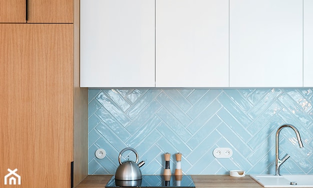niebieska mozaika na ścianie w kuchni