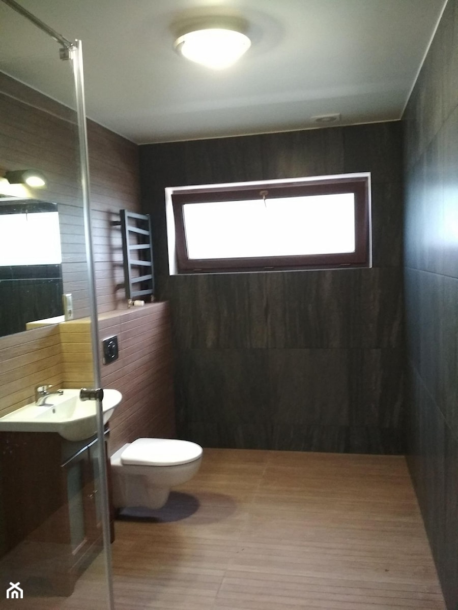 Łazienka w czerni i drewnie - zdjęcie od Aranżacje wnętrz Aneta Moniuszko