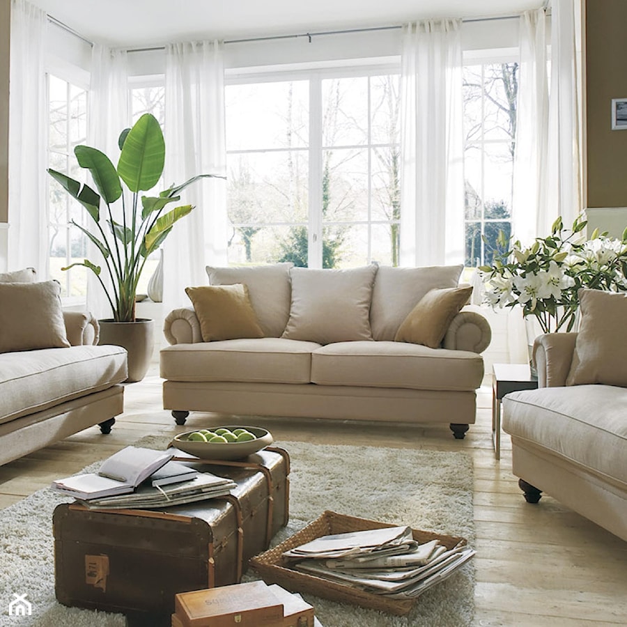 Stwórz stylowy salon z sofami Chelsea PRIMAVERA FURNITURE - Mały biały brązowy salon, styl glamour - zdjęcie od Primavera Furniture