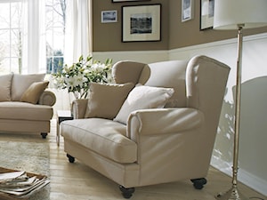 Stwórz stylowy salon z sofami Chelsea PRIMAVERA FURNITURE - Średni brązowy szary salon, styl glamour - zdjęcie od Primavera Furniture