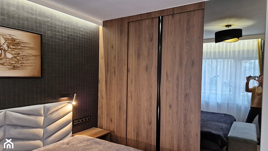 sypialnia z wbudowaną garderobą - zdjęcie od Art Strefa