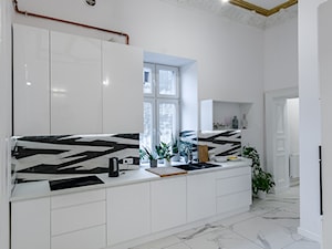 Mieszkanie w zabytkowej kamienicy - Średnia otwarta z kamiennym blatem biała z zabudowaną lodówką z nablatowym zlewozmywakiem kuchnia jednorzędowa z oknem - zdjęcie od PIMM