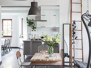 Forest in home - Mała biała jadalnia w salonie w kuchni, styl nowoczesny - zdjęcie od bogusias_dream