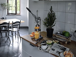 Forest in home - Mała otwarta z kamiennym blatem biała kuchnia jednorzędowa z oknem - zdjęcie od bogusias_dream