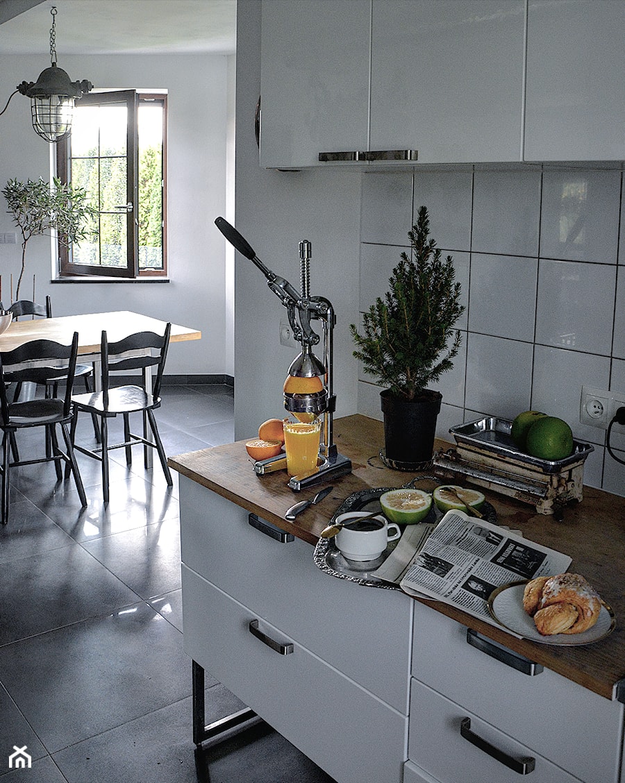 Forest in home - Mała otwarta z kamiennym blatem biała kuchnia jednorzędowa z oknem - zdjęcie od bogusias_dream