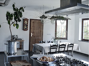 Forest in home - Średnia otwarta z kamiennym blatem szara z zabudowaną lodówką kuchnia jednorzędowa z wyspą lub półwyspem z oknem - zdjęcie od bogusias_dream
