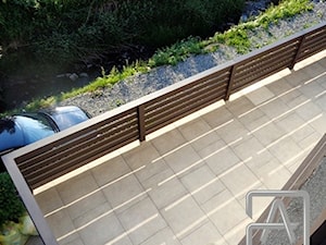 Balustrada aluminiowa - ciemny brąz - zdjęcie od www.balustradyzaluminium.pl