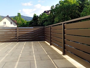 Balustrada aluminiowa - ciemny brąz - zdjęcie od www.balustradyzaluminium.pl