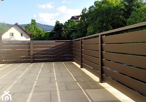 Balustrada aluminiowa - ciemny brąz - zdjęcie od www.balustradyzaluminium.pl