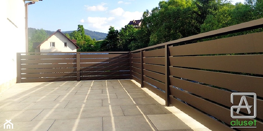 Balustrada aluminiowa - ciemny brąz - zdjęcie od www.balustradyzaluminium.pl