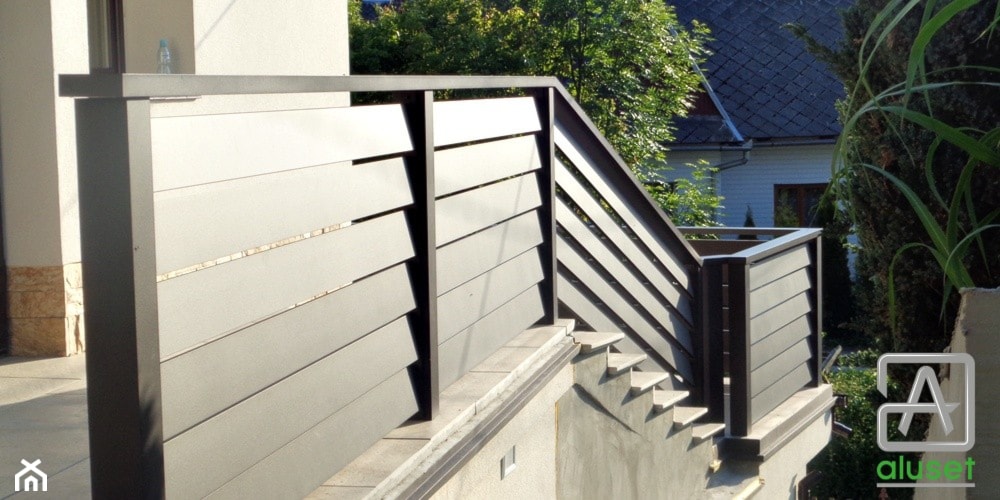 Balustrada aluminiowa - ciemny brąz - zdjęcie od www.balustradyzaluminium.pl - Homebook